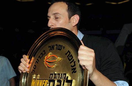 קטש עם צלחת האליפות. "כשהייתי שחקן, ודברים קרו לי בתוך משחק, דברים שלא התאמנתי עליהם, הייתי צריך לאלתר והצלחתי. הלוואי שזה היה קורה לי גם בתור מאמן" קטש עם צלחת האליפות. "כשהייתי שחקן, ודברים קרו לי בתוך משחק, דברים שלא התאמנתי עליהם, הייתי צריך לאלתר והצלחתי. הלוואי שזה היה קורה לי גם בתור מאמן"