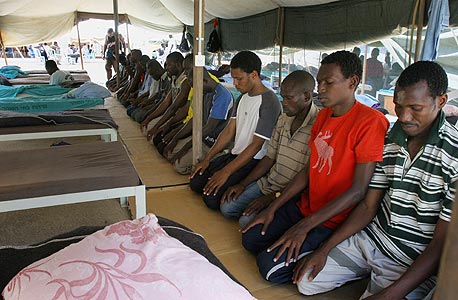 אפריקאים שנתפסו בגבול מתפללים בכלא קציעות, 2007. לאחר שהמדינה קיבלה את הדרישה שלא לגרש מסתננים הופסק מעצרם