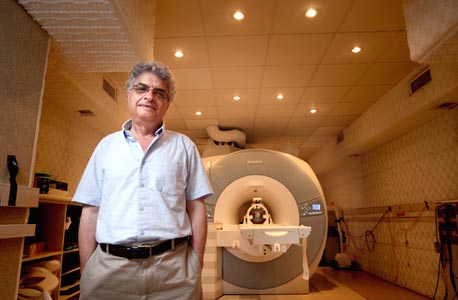 "המחקר מנסה להכחיד פחדים, כלומר ללמוד לא ליישם פחד על סיטואציות חדשות. אנחנו מנסים לחסום זיכרון כשהוא מתעדכן ולהתערב במכניזם שמאחסן זיכרון לטווח ארוך" "המחקר מנסה להכחיד פחדים, כלומר ללמוד לא ליישם פחד על סיטואציות חדשות. אנחנו מנסים לחסום זיכרון כשהוא מתעדכן ולהתערב במכניזם שמאחסן זיכרון לטווח ארוך"