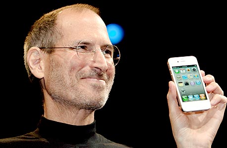 סטיב ג'ובס מציג את אייפון 4. הוביל את אפל לשווי של יותר מ-300 מיליארד דולר