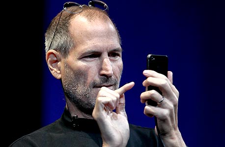 סטיב ג'ובס והאייפון 4. התגובה היחידה מאפל עד כה הגיעה בדמות מייל הכחשה קצר ממנו