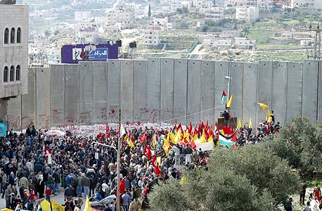 הפגנה נגד גדר ההפרדה. "באירופה מתעקשים על החוק הבינלאומי, ובישראל לא מבינים זאת" הפגנה נגד גדר ההפרדה. "באירופה מתעקשים על החוק הבינלאומי, ובישראל לא מבינים זאת"
