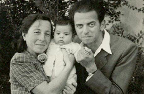 1948. רבקה כרמי בת 4 חודשים עם הוריה מנחם וציפורה רדנר. חורשת בית דניאל, זכרון יעקב 1948. רבקה כרמי בת 4 חודשים עם הוריה מנחם וציפורה רדנר. חורשת בית דניאל, זכרון יעקב