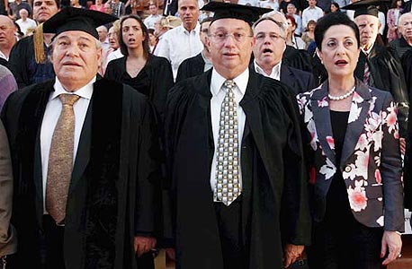 מכללת נתניה. יאיר המבורגר בטקס הענקת ד"ר של כבוד . תרם 111 אלף שקל בשנת 2011