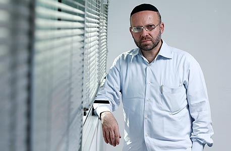 ברט המלי. "הם אמרו לי: 'בוא נמהר לפתוח חשבון על שם החברה המשותפת כי הכסף עוד מעט מגיע" ברט המלי. "הם אמרו לי: 'בוא נמהר לפתוח חשבון על שם החברה המשותפת כי הכסף עוד מעט מגיע"