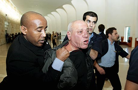 ביהמ"ש קיצר את עונשו של זורק הנעל על ביניש