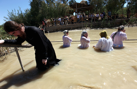 צליינים נוצרים באתר הטבילה צליינים נוצרים באתר הטבילה