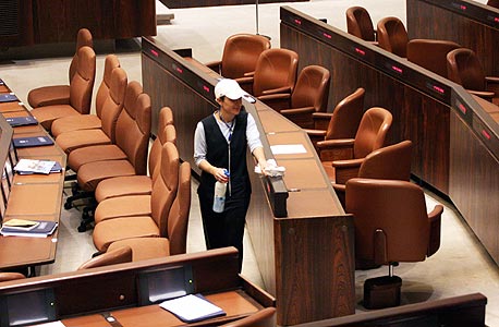 עובדת ניקיון בכנסת (ארכיון) עובדת ניקיון בכנסת (ארכיון)