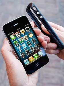 אייפון 4 והכיסוי, צילום: בלומברג