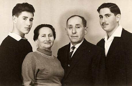 1965. אבי רובינשטיין, בן 15 (משמאל), עם הוריו מרדכי ושפרה ואחיו אליקים, תל אביב 1965. אבי רובינשטיין, בן 15 (משמאל), עם הוריו מרדכי ושפרה ואחיו אליקים, תל אביב