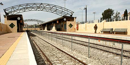 תחנת רכבת באזור כפר סבא. בניית קווים נוספים תביא לפיזור אוכלוסין אופטימלי תחנת רכבת באזור כפר סבא. בניית קווים נוספים תביא לפיזור אוכלוסין אופטימלי
