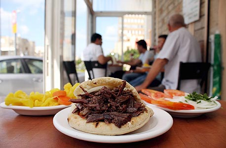 שווארמה אמיל, חיפה. השף הממליץ: יוסי שטרית מויולט, אודים. מחיר: 25 שקל לפיתה שווארמה אמיל, חיפה. השף הממליץ: יוסי שטרית מויולט, אודים. מחיר: 25 שקל לפיתה