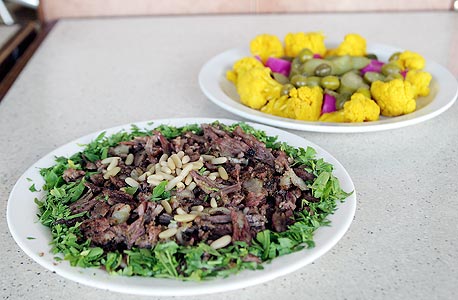 שווארמה במבינו, חיפה. השף הממליץ: בשארה חינאווי ממסעדת חינאווי. מחיר: 25 שקל לפיתה שווארמה במבינו, חיפה. השף הממליץ: בשארה חינאווי ממסעדת חינאווי. מחיר: 25 שקל לפיתה