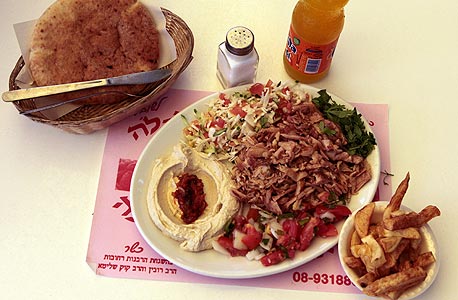 שווארמה אמאל'ה, רחובות. השף הממליץ: אליעזר לויה מרשת פרסקו. מחיר: 24 שקל לפיתה שווארמה אמאל'ה, רחובות. השף הממליץ: אליעזר לויה מרשת פרסקו. מחיר: 24 שקל לפיתה