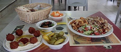 השווארמה של שוקי, קריית מלאכי. השף הממליץ: סהר רפאל ממסעדת כרמים, סגולה. מחיר: 25 שקל לפיתה השווארמה של שוקי, קריית מלאכי. השף הממליץ: סהר רפאל ממסעדת כרמים, סגולה. מחיר: 25 שקל לפיתה