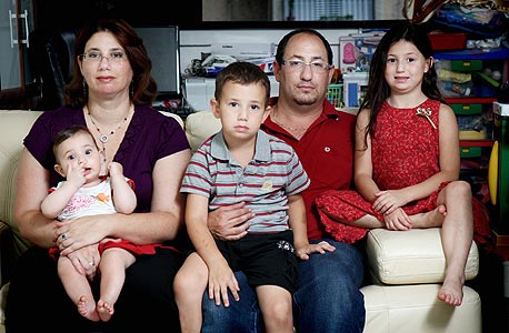 משפחת סיון. הורים: אבי (35), טכנאי רשתות מחשבים. אדוה (35), חתמת ביטוח חיים. ילדים: יהל (6.5), אסף (5), ליה (7 חודשים). אבי: "אני לא צריך בן רופא, מורה או עורך דין, אני לא רוצה בן שבוחר מקצוע לפי המשכורת. אני מנסה לעודד אותם לעשות מה שעושה להם כיף, מה שהם ירצו להצטיין בו, וירצו להמשיך בו גם כשקשה. אם היא רוצה לצייר ולרקוד ריקודי בטן, שתיהנה מזה. אני מאמין שאם הם יאהבו את מה שהם יעשו, הכל יסתדר" משפחת סיון. הורים: אבי (35), טכנאי רשתות מחשבים. אדוה (35), חתמת ביטוח חיים. ילדים: יהל (6.5), אסף (5), ליה (7 חודשים). אבי: "אני לא צריך בן רופא, מורה או עורך דין, אני לא רוצה בן שבוחר מקצוע לפי המשכורת. אני מנסה לעודד אותם לעשות מה שעושה להם כיף, מה שהם ירצו להצטיין בו, וירצו להמשיך בו גם כשקשה. אם היא רוצה לצייר ולרקוד ריקודי בטן, שתיהנה מזה. אני מאמין שאם הם יאהבו את מה שהם יעשו, הכל יסתדר"