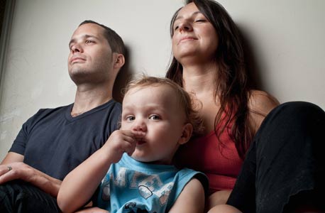 משפחת גורן: ויקה (29), מדריכת שחייה לפעוטות. ינאי (29), שף. נועם (2) משפחת גורן: ויקה (29), מדריכת שחייה לפעוטות. ינאי (29), שף. נועם (2)