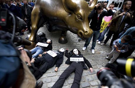 הפגנה נגד בנקי ההשקעות בוול סטריט, ספטמבר 2008, צילום: בלומברג