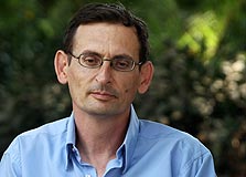 דב חנין. "אין פה בעיה של רטרואקטיביות, מאחר שהגז עוד לא הופק. המדינה צריכה להטיל על הקידוחים מס של כ־80% ואף להלאים את הגז. אני בעד שמשאבי הגז יהיו שייכים למדינת ישראל" דב חנין. "אין פה בעיה של רטרואקטיביות, מאחר שהגז עוד לא הופק. המדינה צריכה להטיל על הקידוחים מס של כ־80% ואף להלאים את הגז. אני בעד שמשאבי הגז יהיו שייכים למדינת ישראל"