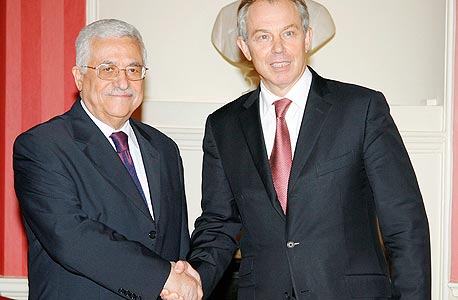 עם יו"ר הרשות מחמוד עבאס. "אני כאן כדי לעזור לפלסטינים" עם יו"ר הרשות מחמוד עבאס. "אני כאן כדי לעזור לפלסטינים"