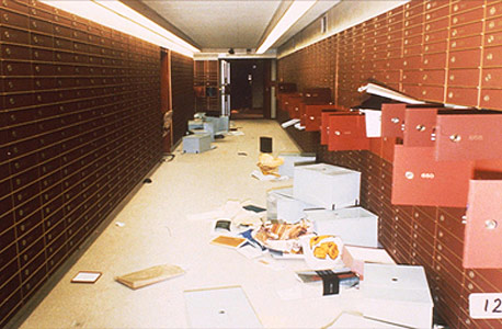 Knightsbridge Security Deposit. תלו שלט שלא יפריעו להם Knightsbridge Security Deposit. תלו שלט שלא יפריעו להם