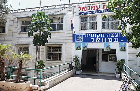 שכ"ד חודשי של הלשכה: 350 דולר. הפרת הכללים לכאורה: ניגוד עניינים, לשכה שמשמשת לא רק את חה"כ שכ"ד חודשי של הלשכה: 350 דולר. הפרת הכללים לכאורה: ניגוד עניינים, לשכה שמשמשת לא רק את חה"כ