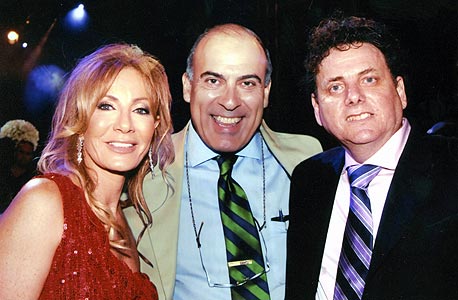 דודי (מימין) ודורית ורטהיים עם נשיא קוקה קולה העולמית מוכתר קנט דודי (מימין) ודורית ורטהיים עם נשיא קוקה קולה העולמית מוכתר קנט