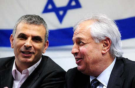 אלוביץ' עם שר התקשורת כחלון. מחוט וקופסת שימורים לתקשורת לוויינים אלוביץ' עם שר התקשורת כחלון. מחוט וקופסת שימורים לתקשורת לוויינים