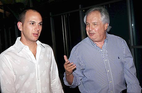 אלוביץ' עם בנו אור. אחרי שני בקבוקי בירה על הבר בשרתון, הנציג של נוקיה השתכנע אלוביץ' עם בנו אור. אחרי שני בקבוקי בירה על הבר בשרתון, הנציג של נוקיה השתכנע
