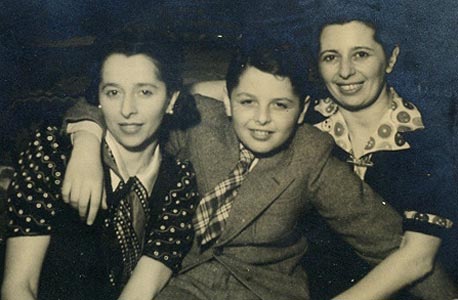 דן דוד בן תשע עם אימו ליזי (משמאל) ודודתו טיליסיה, בוקרשט דן דוד בן תשע עם אימו ליזי (משמאל) ודודתו טיליסיה, בוקרשט