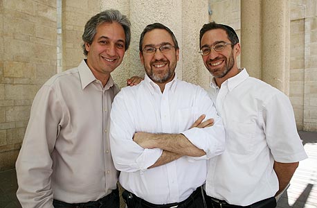 אפרים, רפאל ודיוויד שור. "בגלל האחים שלי יצא לי לעסוק בנושאי רוחניות, רציונליזם ואינטלקט לאורך כל החיים" אפרים, רפאל ודיוויד שור. "בגלל האחים שלי יצא לי לעסוק בנושאי רוחניות, רציונליזם ואינטלקט לאורך כל החיים"