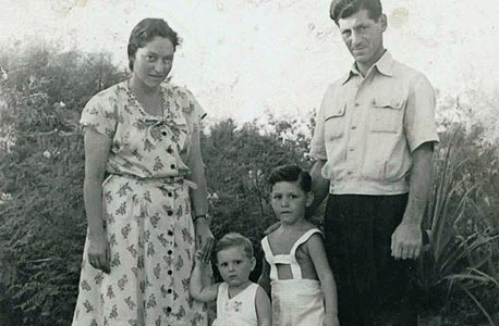 1946. אוריאל רייכמן בן ה-4 עם אחיו הקטן עודד והוריו אלפרד וגרדה, תל אביב 1946. אוריאל רייכמן בן ה-4 עם אחיו הקטן עודד והוריו אלפרד וגרדה, תל אביב