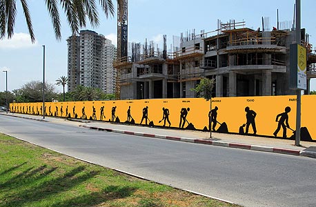 "האיש העובד". עבודה של מיה ברקאי עם דמויות הלקוחות מתמרורים בעולם "האיש העובד". עבודה של מיה ברקאי עם דמויות הלקוחות מתמרורים בעולם