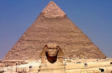 הפירמידות המצריות עדיין במקומן בעיקר כי קשה להזיזן