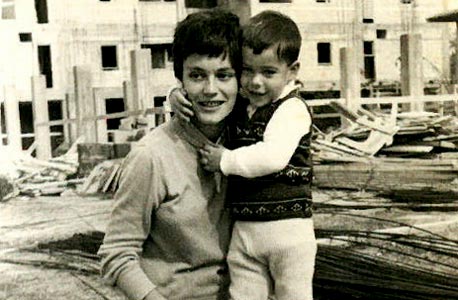 1965. ינקי בן ה-3 ואמו אילנה בבת ים