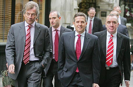 מימין: איירה, פרסלואו וברוטון, חברי הנהלת ליברפול