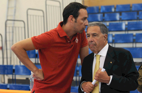 עודד קטש עם שמעון מזרחי. "כשהייתי שחקן, ודברים קרו לי בתוך משחק, דברים שלא התאמנתי עליהם, הייתי צריך לאלתר והצלחתי. הלוואי שזה היה קורה לי גם בתור מאמן" עודד קטש עם שמעון מזרחי. "כשהייתי שחקן, ודברים קרו לי בתוך משחק, דברים שלא התאמנתי עליהם, הייתי צריך לאלתר והצלחתי. הלוואי שזה היה קורה לי גם בתור מאמן"