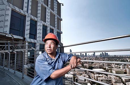 "אני מרוויח כ־7,000 שקל בחודש ומתקיים מ-2,000-1,500 שקל. את כל היתר אני שולח לסין. שם הרווחתי הרבה פחות, כ־60 שקל ליום עבודה" "אני מרוויח כ־7,000 שקל בחודש ומתקיים מ-2,000-1,500 שקל. את כל היתר אני שולח לסין. שם הרווחתי הרבה פחות, כ־60 שקל ליום עבודה"