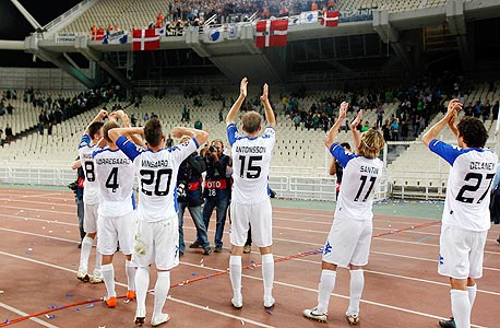 שחקני FC קופנהגן מול קהל משולהב ביוון. ולמרות הכל, ההכנסות של אופ"א מליגת האלופות עומדות על פחות מ־1.5 מיליארד דולר בשנה, בעוד שההכנסות של ה־NFL מזכויות שידור בארה"ב בלבד עומדות על בסך הכל 20.4 מיליארד דולר לשלוש שנים שחקני FC קופנהגן מול קהל משולהב ביוון. ולמרות הכל, ההכנסות של אופ"א מליגת האלופות עומדות על פחות מ־1.5 מיליארד דולר בשנה, בעוד שההכנסות של ה־NFL מזכויות שידור בארה"ב בלבד עומדות על בסך הכל 20.4 מיליארד דולר לשלוש שנים