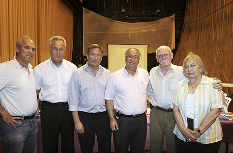 (מימין) זהבה דנקנר, אברהם לבנת, חיים ברביבאי, נוחי דנקנר, יצחק מנוך ואבי פישר, בישיבת דירקטוריון אי. די. בי בקריית שמונה. "בעולם המודרני, אנשי הכספים מנהלים את החברות" (מימין) זהבה דנקנר, אברהם לבנת, חיים ברביבאי, נוחי דנקנר, יצחק מנוך ואבי פישר, בישיבת דירקטוריון אי. די. בי בקריית שמונה. "בעולם המודרני, אנשי הכספים מנהלים את החברות"