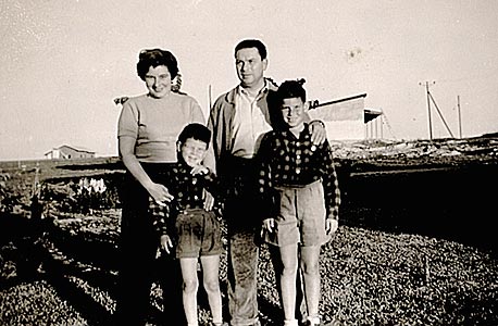 1954. משה, בן 9, עם אחיו בן ה־5 וההורים הדסה ואברהם, כפר שמריהו 1954. משה, בן 9, עם אחיו בן ה־5 וההורים הדסה ואברהם, כפר שמריהו