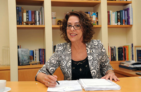 פרופ' רבקה כרמי, נשיאת אוניברסיטת בן־גוריון: "להגיע למצב שבו 45% מהמרצים הם נשים בתוך כמה שנים זו לא בעיה. הבעיה היא להגדיל את מספר הנשים בסגל הבכיר" פרופ' רבקה כרמי, נשיאת אוניברסיטת בן־גוריון: "להגיע למצב שבו 45% מהמרצים הם נשים בתוך כמה שנים זו לא בעיה. הבעיה היא להגדיל את מספר הנשים בסגל הבכיר"