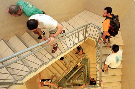 זינוק בעלייה, ישראל. מסלול: 54 קומות, 1,144 מדרגות זינוק בעלייה, ישראל. מסלול: 54 קומות, 1,144 מדרגות