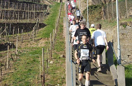 Mt. Everest Double Marathon, גרמניה. מסלול: 39,700 מדרגות Mt. Everest Double Marathon, גרמניה. מסלול: 39,700 מדרגות