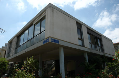 עקיבא אריה 20. נבנה ב־1959 בהשראת וילה סאבואה, בית הקיט שתוכנן בידי האדריכל השוויצרי לה קורבוזיה ונהפך לאבן דרך באדריכלות המאה ה־20 עקיבא אריה 20. נבנה ב־1959 בהשראת וילה סאבואה, בית הקיט שתוכנן בידי האדריכל השוויצרי לה קורבוזיה ונהפך לאבן דרך באדריכלות המאה ה־20