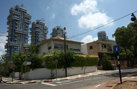 יחזקאל דנין 19. מייצג את סגנון הבתים הראשונים שנבנו בשיכון צמרת, בעלי גג הרעפים והממדים הצנועים שהוכתבו על ידי האדריכלית והדיירת לשעבר ג'ניה אוורבוך יחזקאל דנין 19. מייצג את סגנון הבתים הראשונים שנבנו בשיכון צמרת, בעלי גג הרעפים והממדים הצנועים שהוכתבו על ידי האדריכלית והדיירת לשעבר ג'ניה אוורבוך