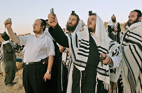 "אני משתמש במצלמה גדולה יותר, רגילה — בניגוד לבת שלי שמצלמת רק בפלאפון. הדורות משתנים ומתחלפים. אני גם לא מצלם הרבה. מבחינתי צילום הוא כלי לתיעוד ולא שיטה להביע את עצמך" "אני משתמש במצלמה גדולה יותר, רגילה — בניגוד לבת שלי שמצלמת רק בפלאפון. הדורות משתנים ומתחלפים. אני גם לא מצלם הרבה. מבחינתי צילום הוא כלי לתיעוד ולא שיטה להביע את עצמך"