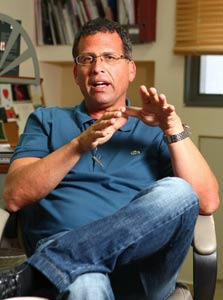 עופר שגיב: "כדי לזכות במכרז אנו נאלצים להציע פרמיה של 100-50 אלף שקל עבור קרקע ליחידה. הקרקע היא הלחם שלנו, בלי זה אי אפשר לבנות" עופר שגיב: "כדי לזכות במכרז אנו נאלצים להציע פרמיה של 100-50 אלף שקל עבור קרקע ליחידה. הקרקע היא הלחם שלנו, בלי זה אי אפשר לבנות"