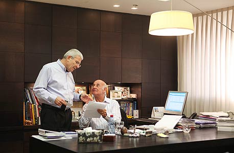 יונס והיו"ר יעקב פרי. עדכונים שוטפים במהלך היום יונס והיו"ר יעקב פרי. עדכונים שוטפים במהלך היום