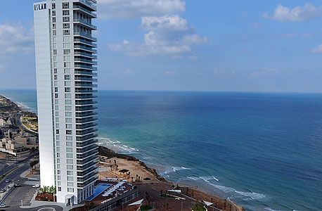 איילנד (Island Suites Hotel). מיקום: שדרות בן עמי 10, נתניה. בעלים: מלון סוויטות בבעלות משותפת של בעלי היחידות. נבנה ע"י חברת בר־זן נדל"ן ותיירות. חברת ניהול: אוקיינוס איילנד נתניה בע"מ, מקבוצת בריטיש ישראל . צפי פתיחה: נפתח אתמול. מה במלון: בן 30 קומות, 125 סוויטות: 50 מהן בנות שני חדרים ו־75 בנות שלושה חדרים. כולל: בריכה, חדר כושר, ספא, בית כנסת, שירותי כביסה, סאונה יבשה ורטובה, טרקלין עסקים ומרכז כנסים לעד 400 איש איילנד (Island Suites Hotel). מיקום: שדרות בן עמי 10, נתניה. בעלים: מלון סוויטות בבעלות משותפת של בעלי היחידות. נבנה ע"י חברת בר־זן נדל"ן ותיירות. חברת ניהול: אוקיינוס איילנד נתניה בע"מ, מקבוצת בריטיש ישראל . צפי פתיחה: נפתח אתמול. מה במלון: בן 30 קומות, 125 סוויטות: 50 מהן בנות שני חדרים ו־75 בנות שלושה חדרים. כולל: בריכה, חדר כושר, ספא, בית כנסת, שירותי כביסה, סאונה יבשה ורטובה, טרקלין עסקים ומרכז כנסים לעד 400 איש